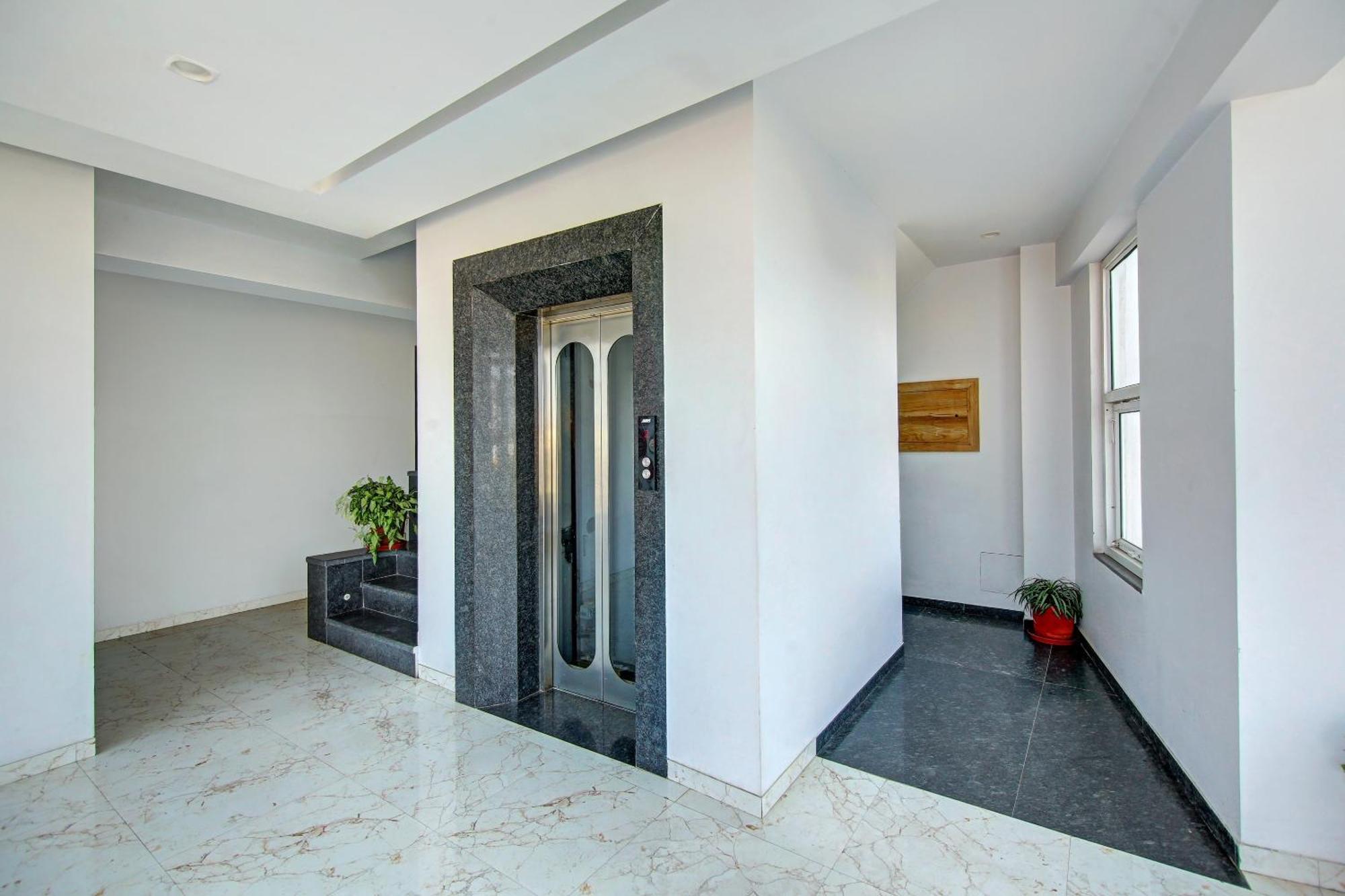 Super Townhouse Geetanjali Inn Gurgaon Esterno foto